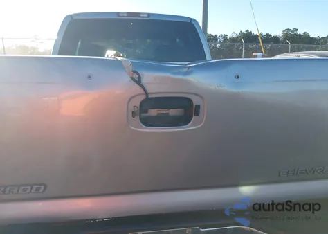 2000 Chevrolet Silverado 1500 Ls z USA, uszkodzony, nr VIN 2GCEC19T5Y1395258